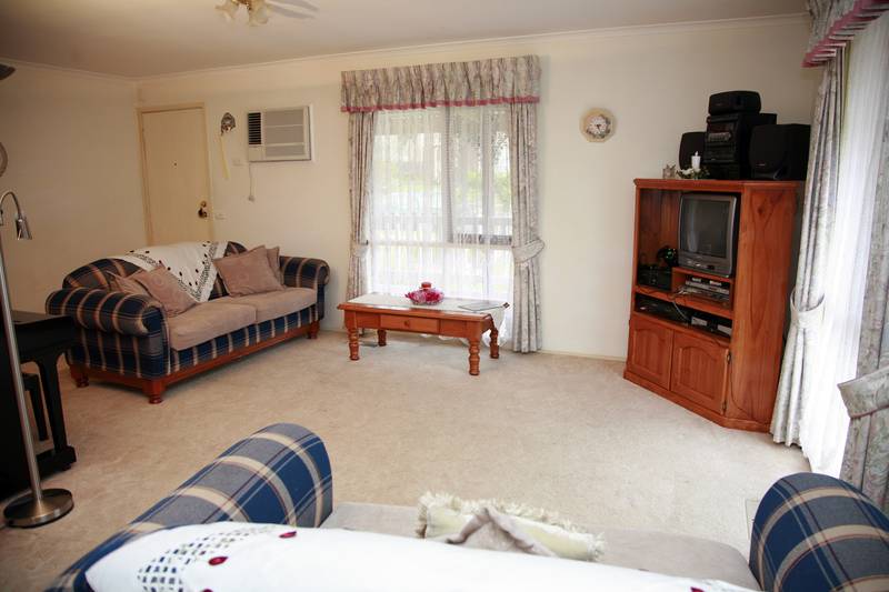 Family Home, and Room for Six Cars Picture 2