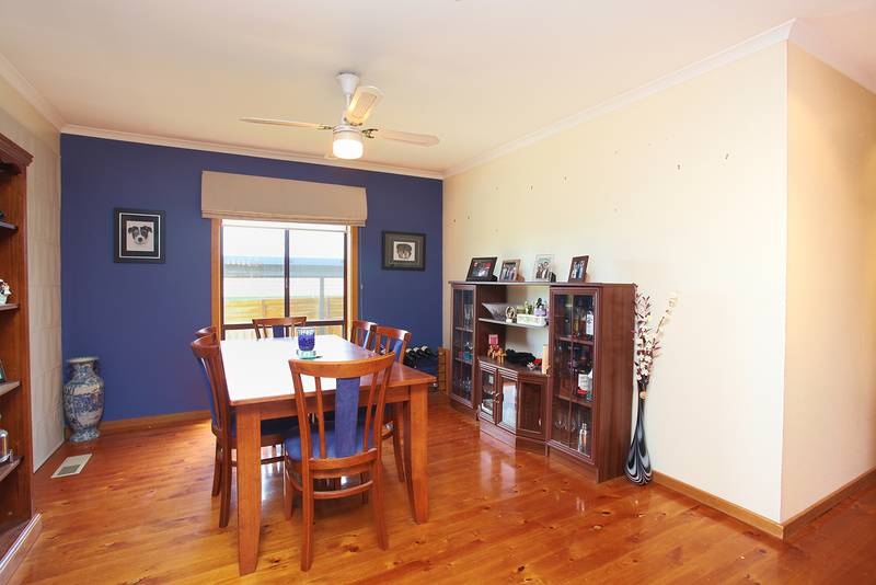 Superbly Presented Home Picture 2