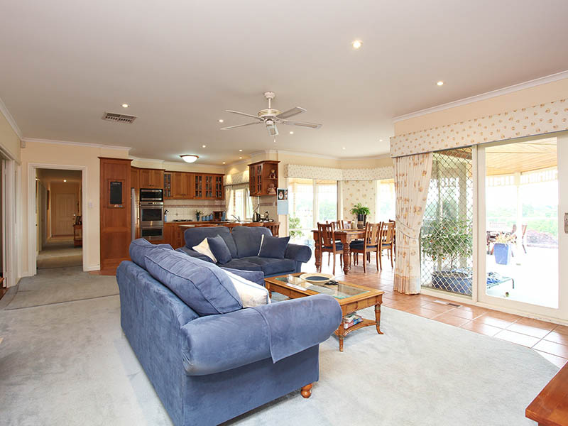 Spectacular Home on 2 1/4 Acres Picture 3