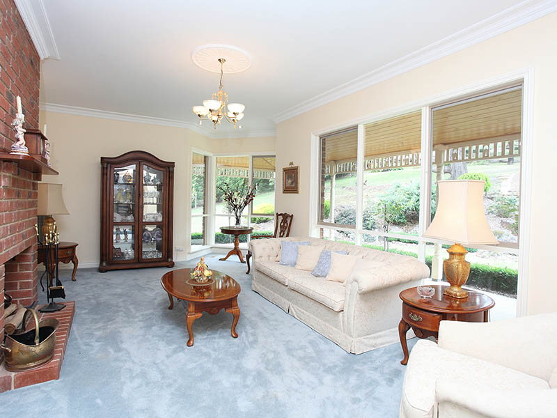 Spectacular Home on 2 1/4 Acres Picture 2