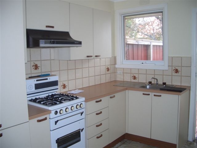 2 Bedroom with Big Back Yard Picture 2