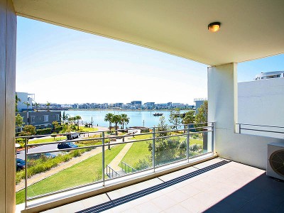 WATERVIEWS, LIFE STYLE AND LOADS OF PARKING Picture