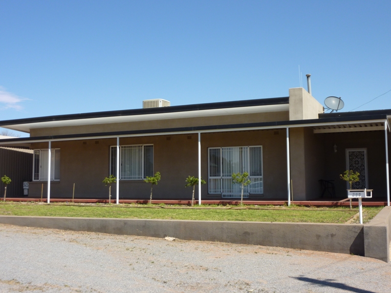 Large Family Home with Pool Picture 2