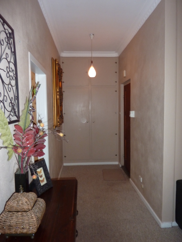 Large Family Home with Pool Picture 3