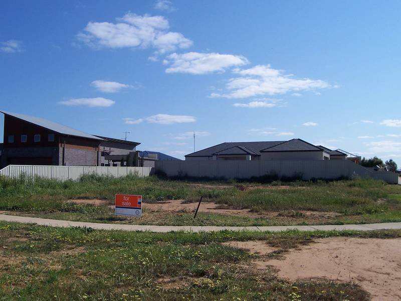 BUILD IN HIGHLANDS ESTATE Picture 1