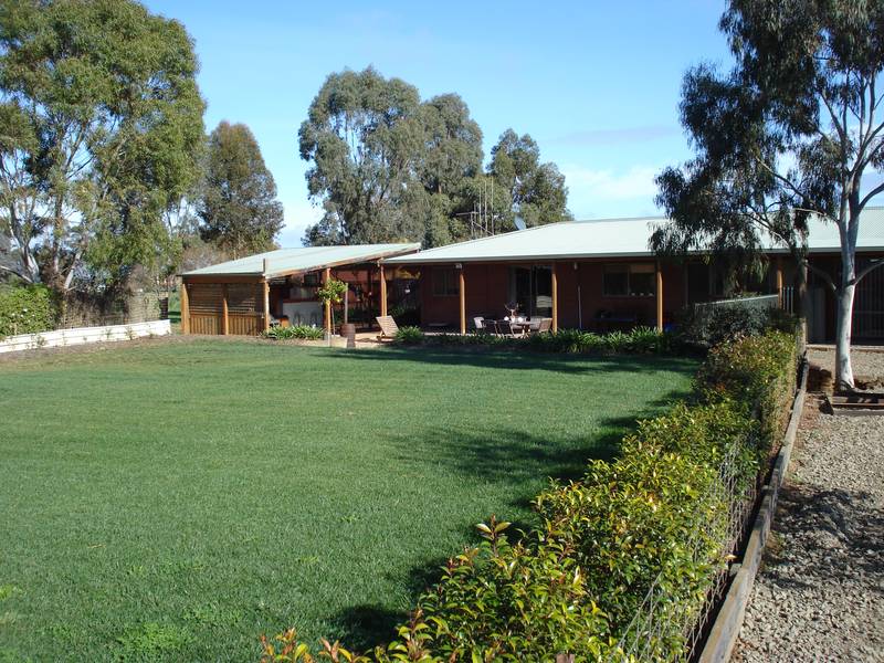 CLOSE TO MURRAY RIVER Picture 2