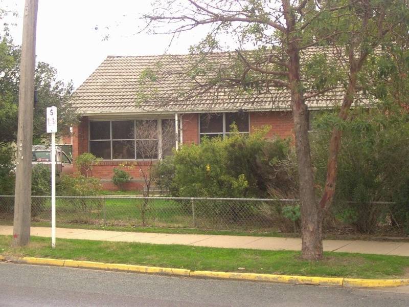 CONVENIENT TO BUS AND SHOPPING FACILITIES Picture 2