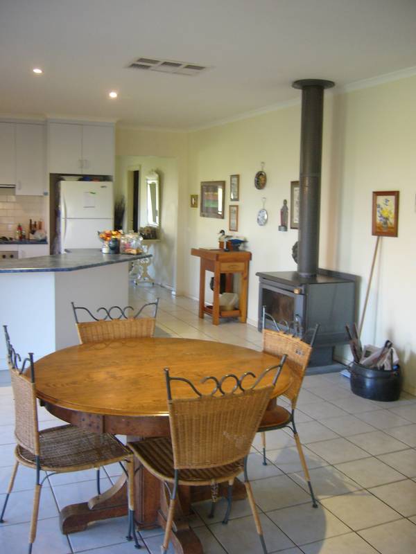 FAMILY HOME ON 2 ACRES Picture 3