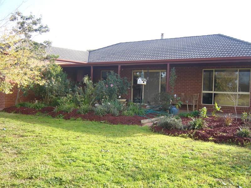 FAMILY HOME ON 2 ACRES Picture 1