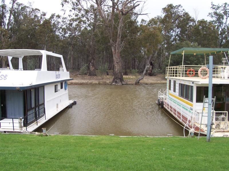 HOUSE BOAT MOORING/OR LEASE Picture 2