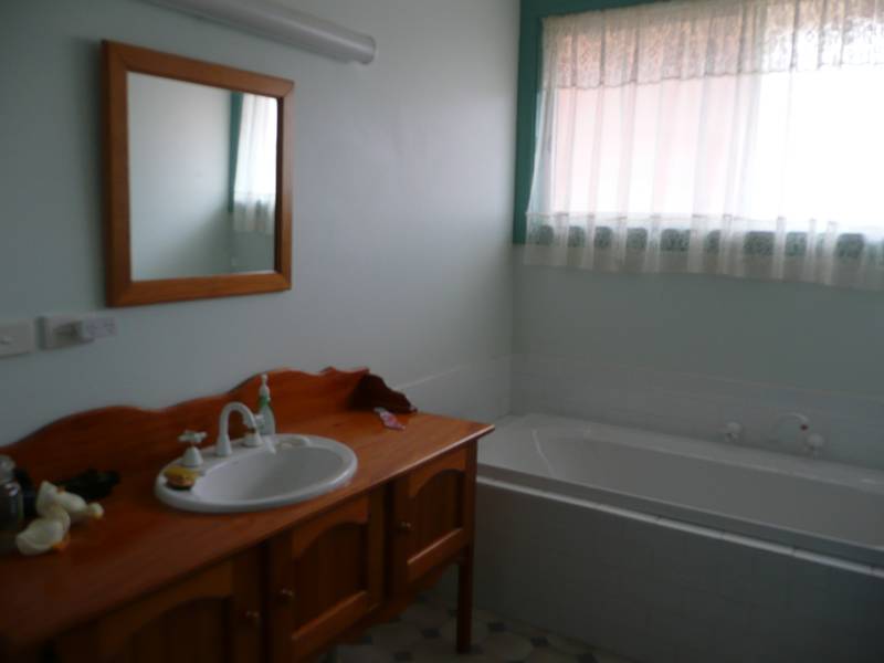 QUIET COUNTRY LIVING Picture 3