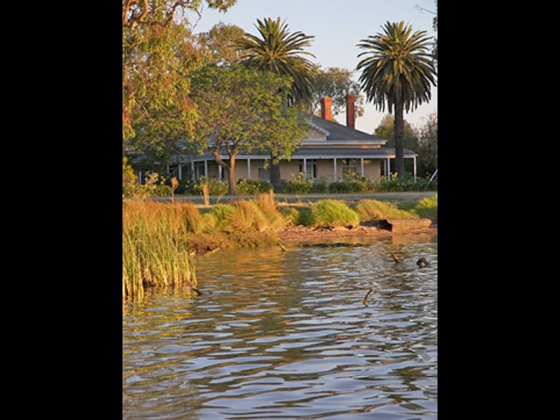 TWO HOMES, TWO INCOMES, MANY CHOICES Picture 3