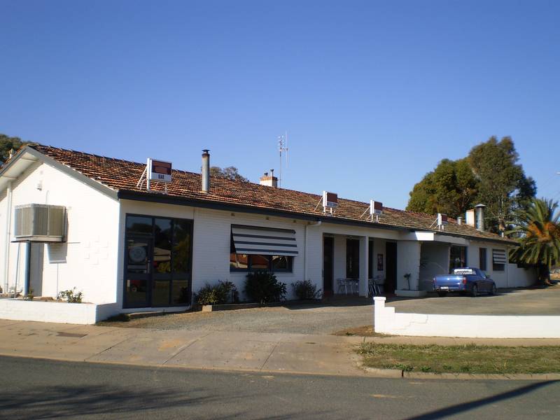 COUNTRY PUB Picture 3