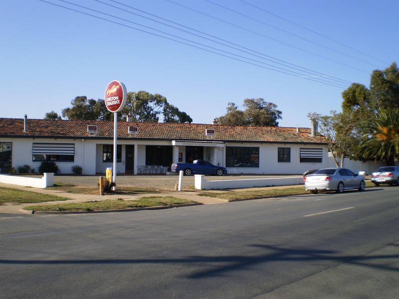 COUNTRY PUB Picture 2
