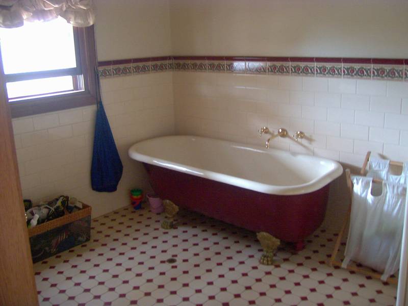 MODERN LIVING IN OLDER STYLE Picture 2