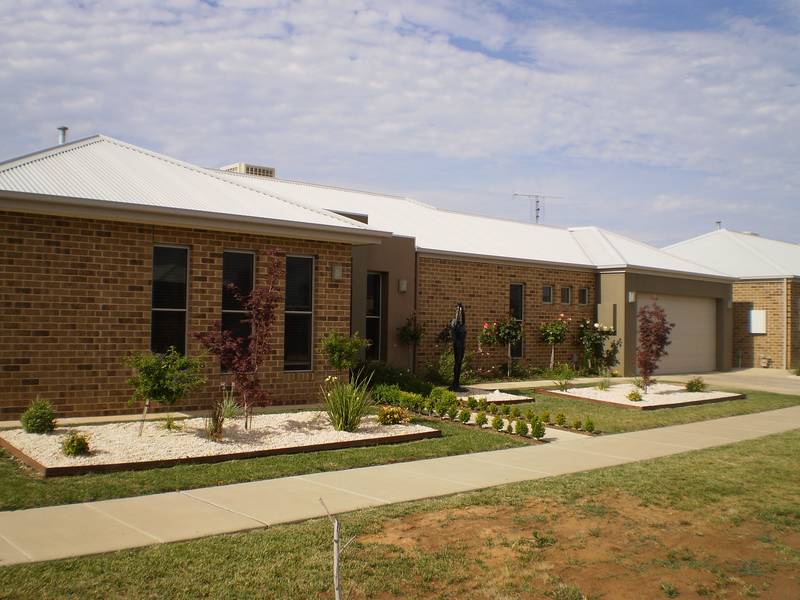 TEMPTING TOWNHOUSE Picture 1