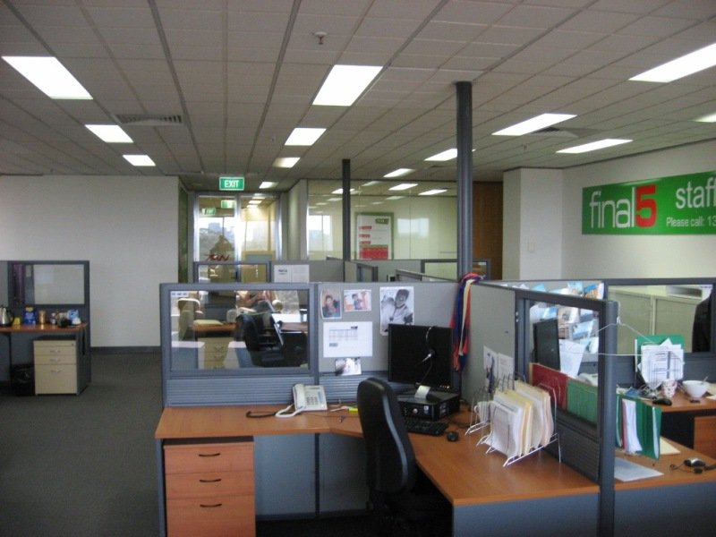 BRIGHT SMALL ST KILDA RD OFFICE OVERLOOKING FAWKNER PARK Picture 2