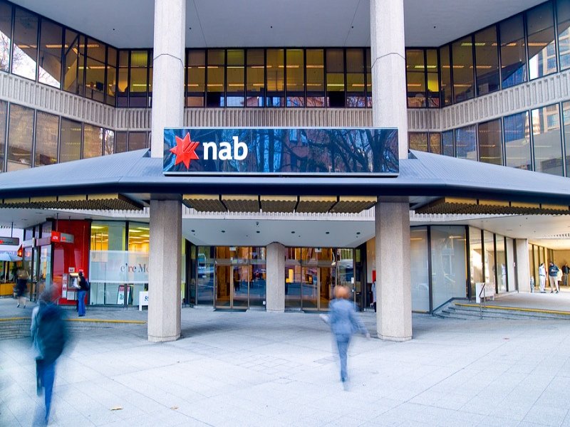 HIGH PROFILE COLLINS ST CORNER RETAIL Picture 3