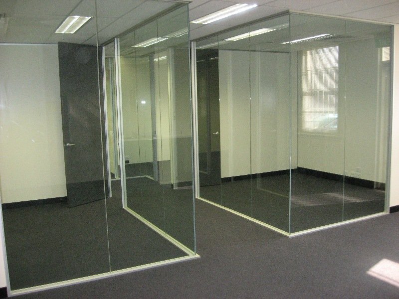 MODERN PARTITIONED OFFICE Picture 2