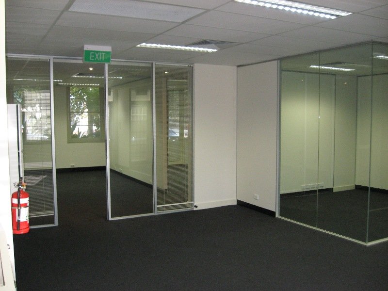 MODERN PARTITIONED OFFICE Picture 3
