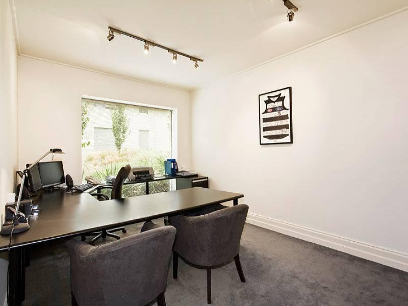 OFFICE WITH NATURAL LIGHT Picture 3