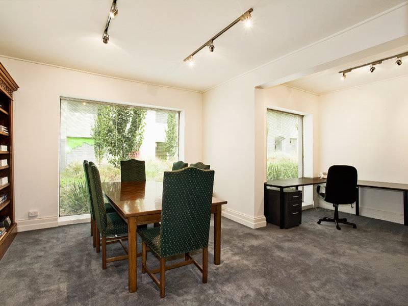 OFFICE WITH NATURAL LIGHT Picture 2