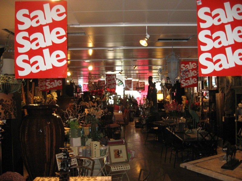 OUTSTANDING RETAIL SHOWROOM Picture