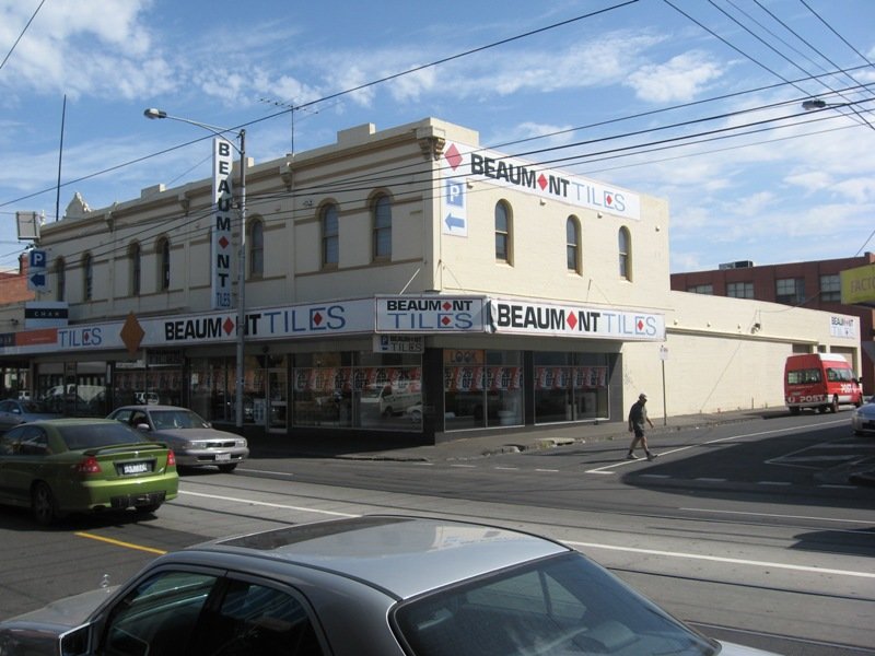 PROMINENT RETAIL SHOWROOM Picture 2