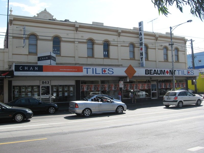 PROMINENT RETAIL SHOWROOM Picture 1