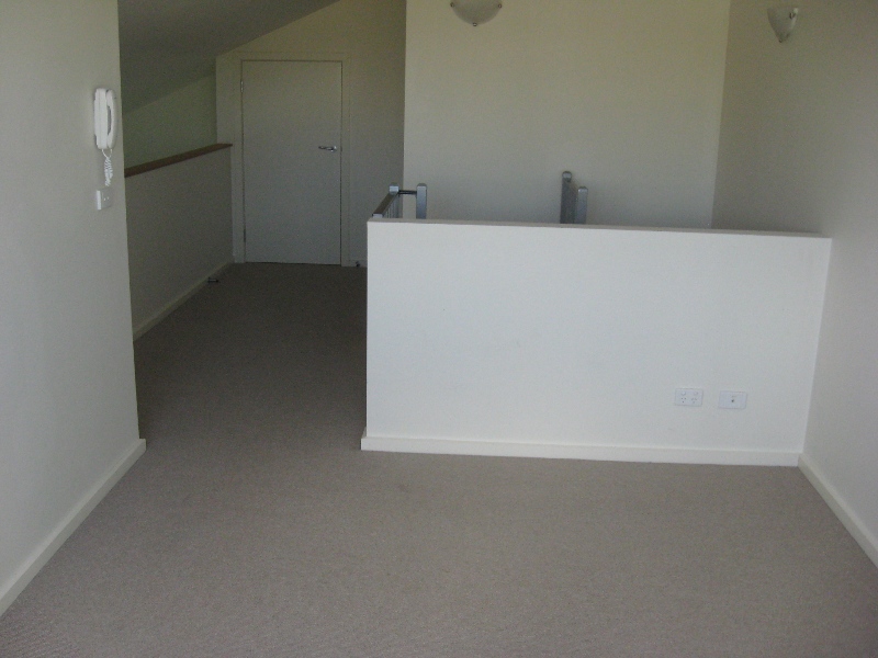 WELL LOCATED MODERN OFFICE Picture 3