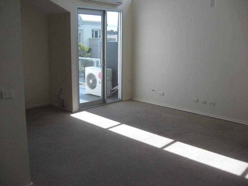 WELL LOCATED MODERN OFFICE Picture 2