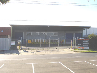 LARGE STORAGE WAREHOUSE WITH OFFICES Picture 2