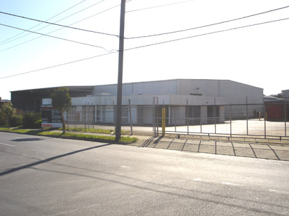 LARGE STORAGE WAREHOUSE WITH OFFICES Picture 1