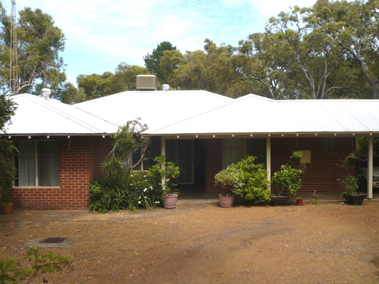 "LARGE FAMILY HOME ON ½ ACRE BLOCK' Picture 2