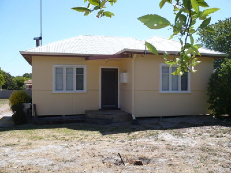 ADORABLE RENOVATED COTTAGE ON LARGE BLOCK ALL REASONABLE OFFERS CONSIDERED Picture 1