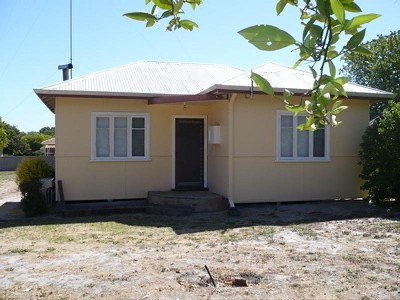 ADORABLE RENOVATED COTTAGE ON LARGE BLOCK ALL REASONABLE OFFERS CONSIDERED Picture