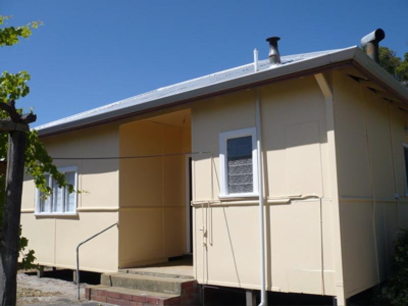 ADORABLE RENOVATED COTTAGE ON LARGE BLOCK ALL REASONABLE OFFERS CONSIDERED Picture 2