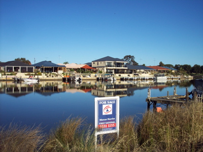 CANAL FRONT BLOCK Picture 2