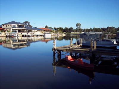 CANAL FRONT BLOCK Picture 3