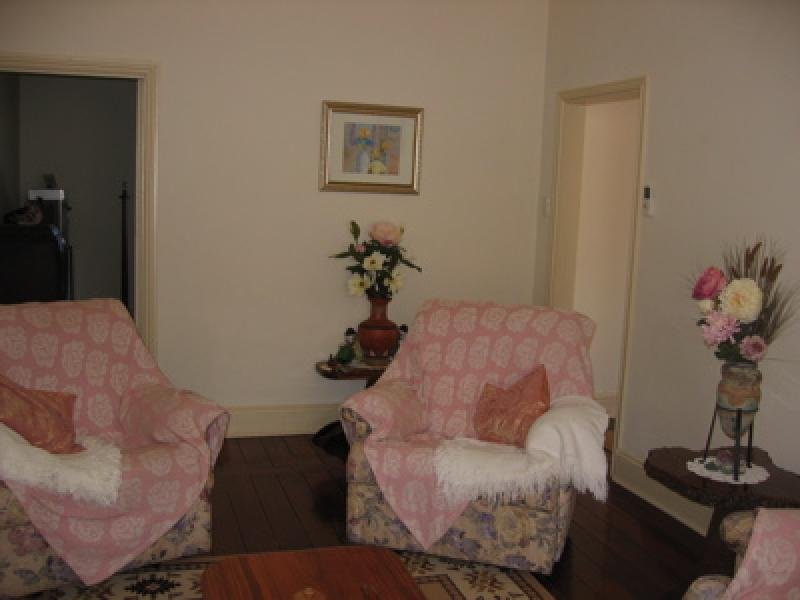 CHARMING CHARACTER HOME ALL RESONABLE OFFERS CONSIDERED Picture 3