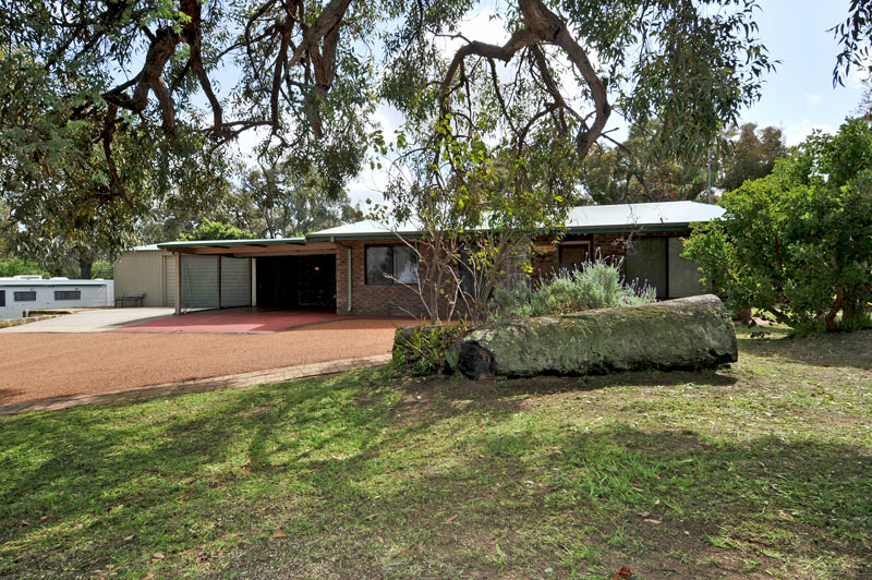 QUICK SALE PRICE-STUNNING HOME Picture 3