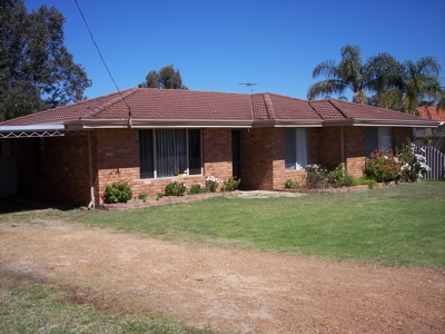 LARGE BLOCK - LOTS OF ROOM Picture 2