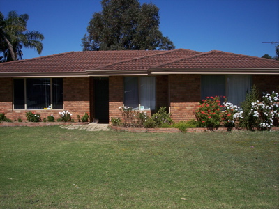 LARGE BLOCK - LOTS OF ROOM Picture 3