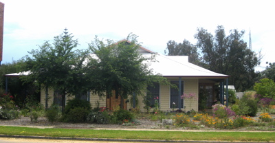 LARGE FAMILY HOME CLOSE TO MAIN STREET Picture 1