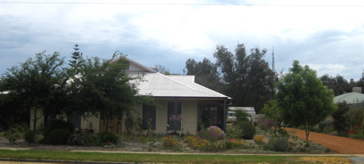 LARGE FAMILY HOME CLOSE TO MAIN STREET Picture 2