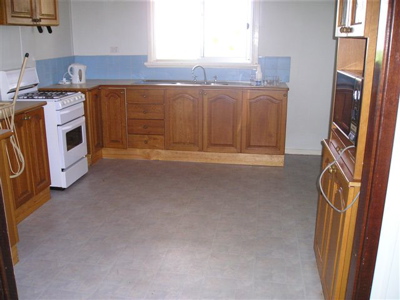 SOLID COTTAGE IN HEART OF TOWN Picture 2