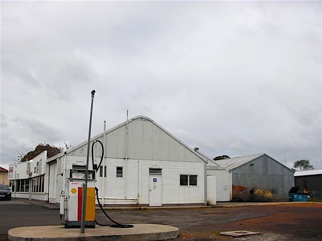 FREEHOLD PREMISES WITH OPTION TO BUY OR LEASE BUSINESS Picture 2