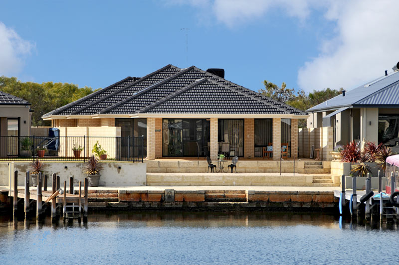 IMMACULATE LUXURY CANAL HOME Picture 1