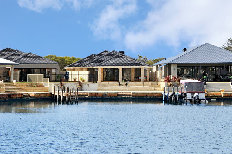 IMMACULATE LUXURY CANAL HOME Picture 2