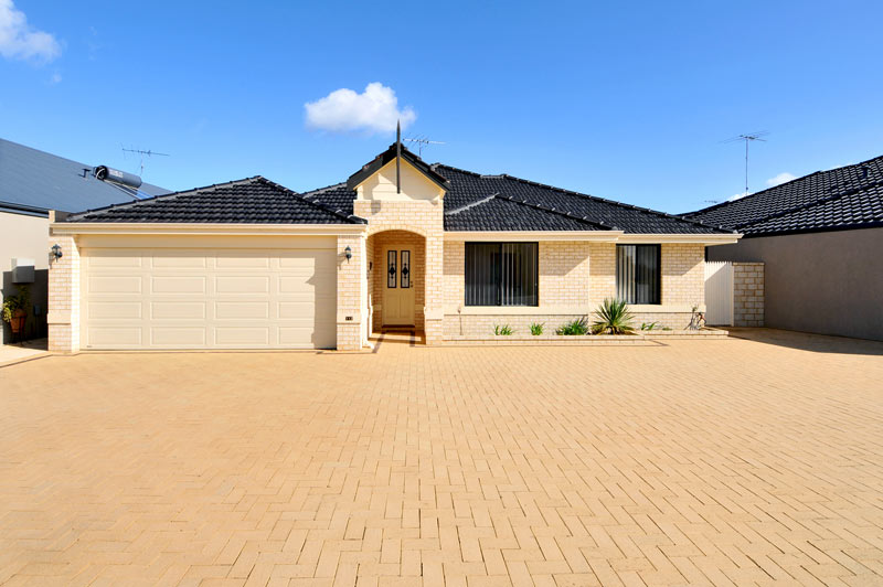 IMMACULATE LUXURY CANAL HOME Picture 3